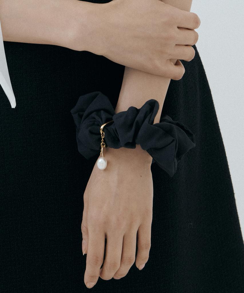 Lucir Zu Scrunchie + Detachable Pearl Charm Set (Black)