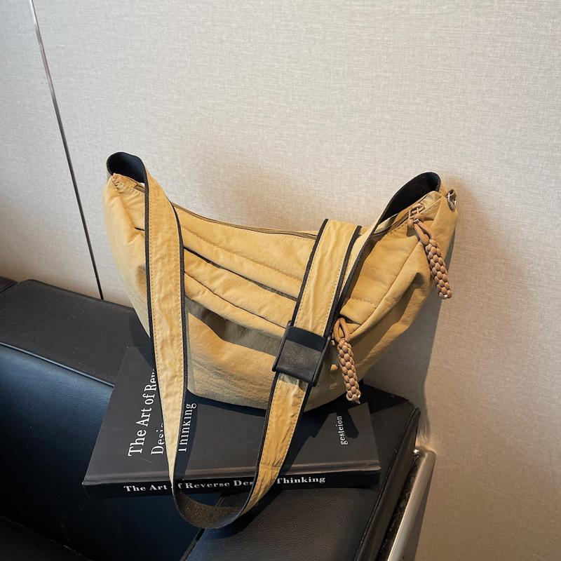 Large-capacity bag women's new casual shoulder messenger bag is now popular commuter dumpling bag