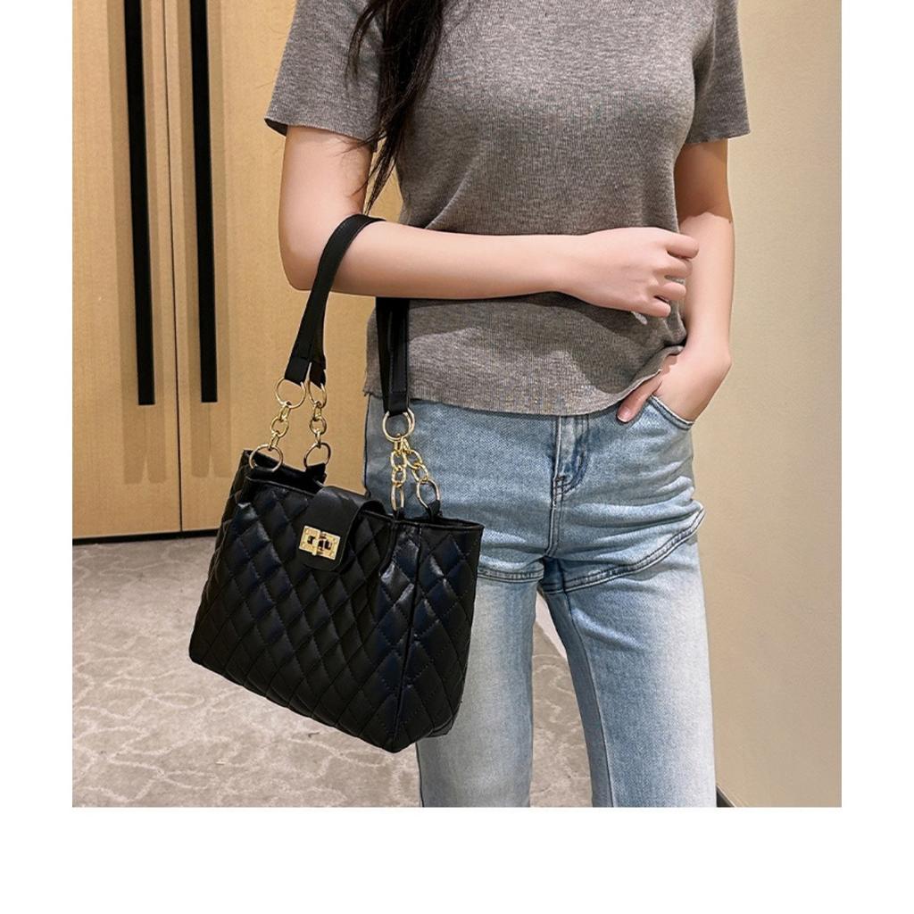 Elegant Ladies' Large Capacity Shoulder Bag with Adjustable Chain Shoulder Strap and Front Flip Button Closure - Woven Handbag