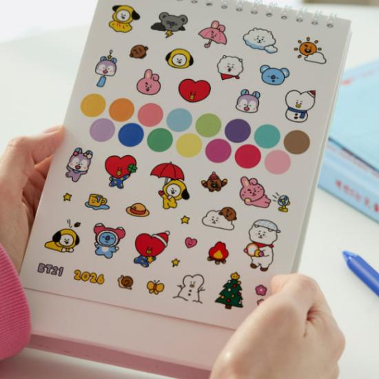 BT21 2026 Stolní kalendář s bonusovým arch samolepek – Oficiální K-pop postavička stojící plánovač