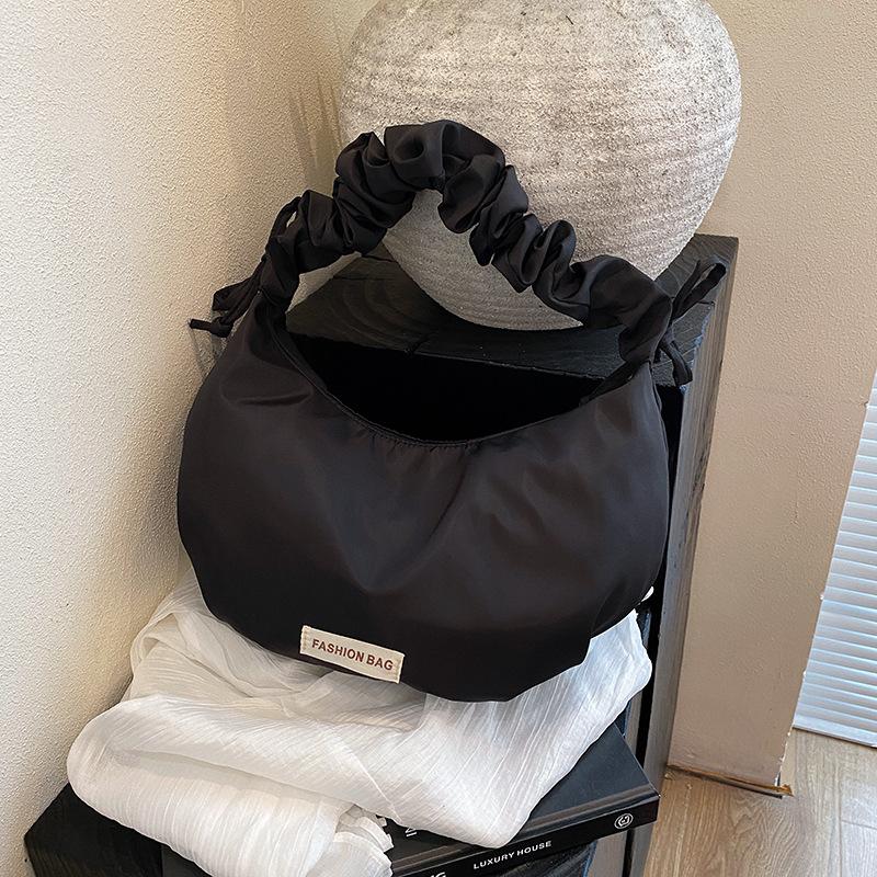 

Niche underarm bag new versatile solid color shoulder messenger bag pleated dumpling tote bag women чорний