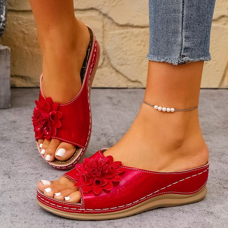 Тапочки на танкетке с цветочным принтом в стиле ретро для женщин 2025 года летняя повседневная нескользящая пляжная обувь женские удобные сандалии из лакированной кожи на платформе 36 красный 2463₽