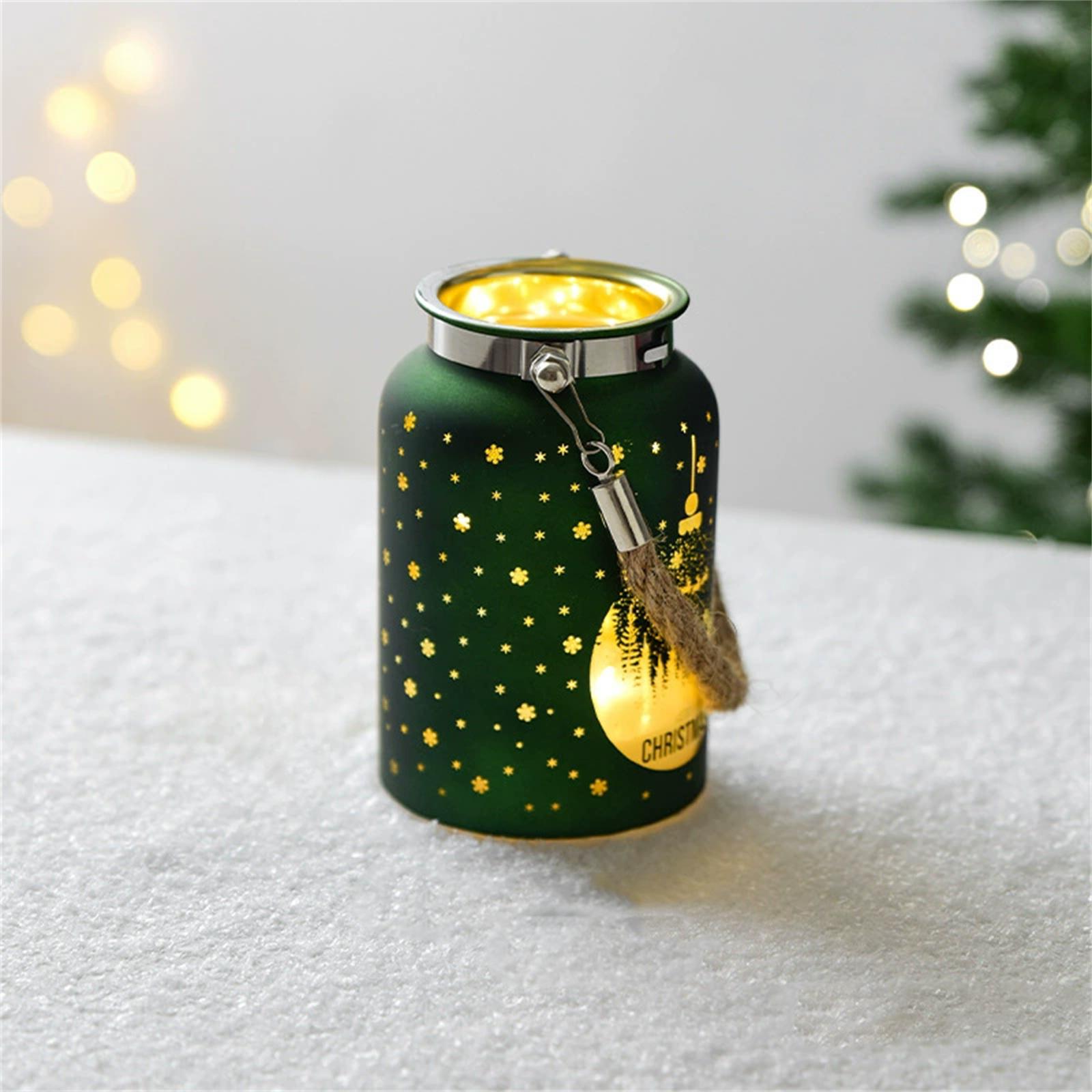 

Светящееся стекло сияет на настольном украшении рождественской елки, а маленькая рождественская елка излучает теплый свет. One Size