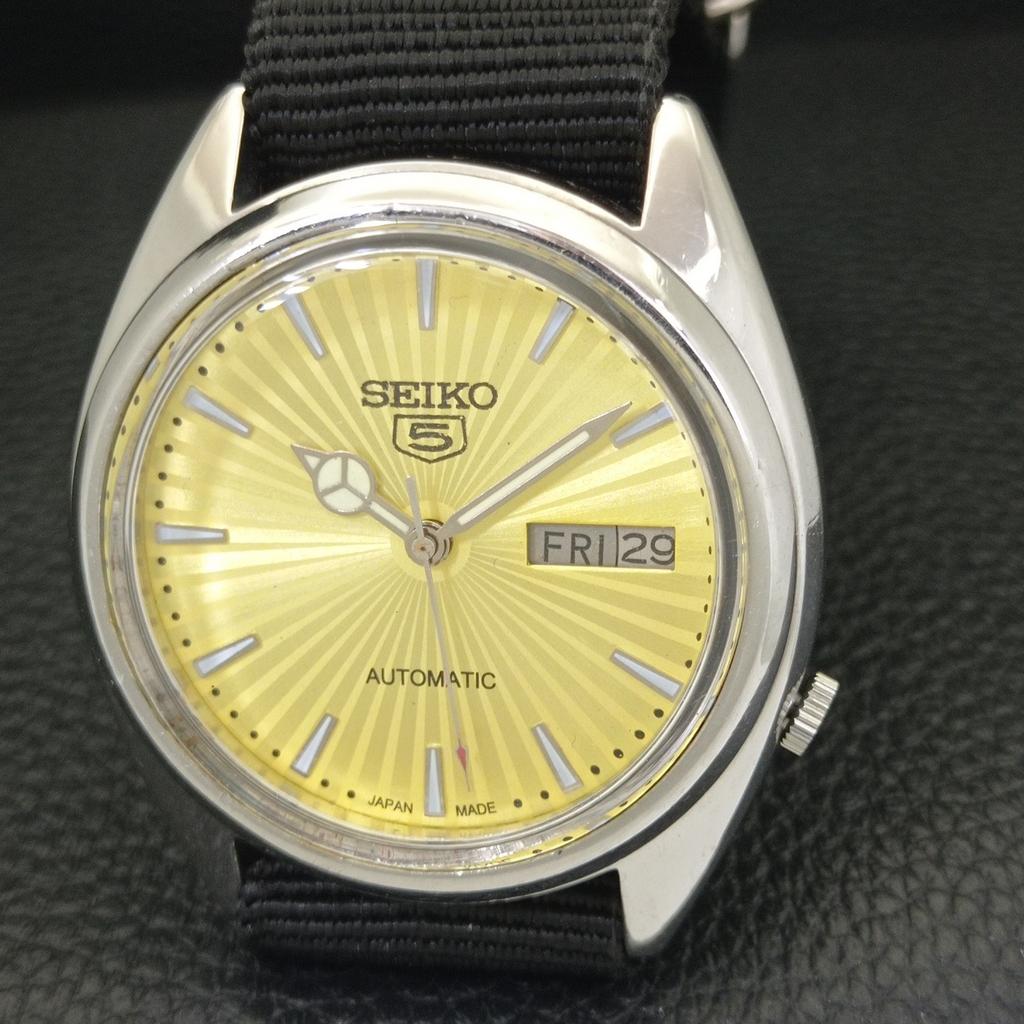 VINTAGE SEIKO 5 AUTOMATIC 7009A JAPAN MENS GOLDEN COLOR DIAL WATCH a701492-5 R206b-a701492
