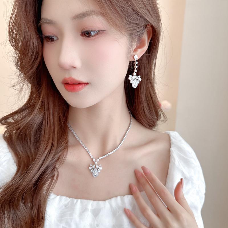 Necklace Women's Light Luxury Design Fashionable Earring Set Fashionable Jewelry Collarbone Chain Daily Accessories