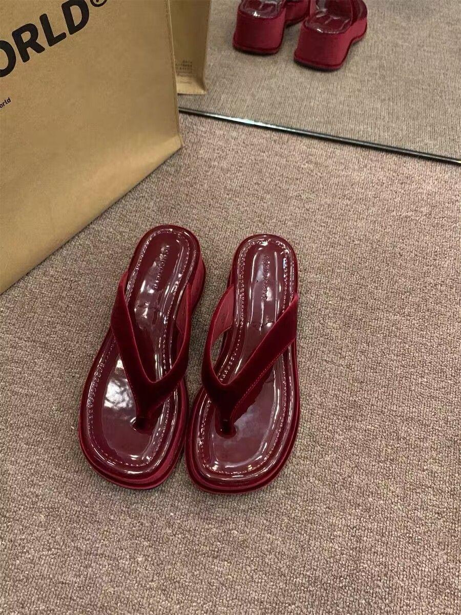 

Шлепанцы на толстой подошве женские туфли для улицы 2025 лето корейская версия на плоской подошве с перемычкой между пальцев с пляжной юбкой крутые шлепанцы 40 бордовый