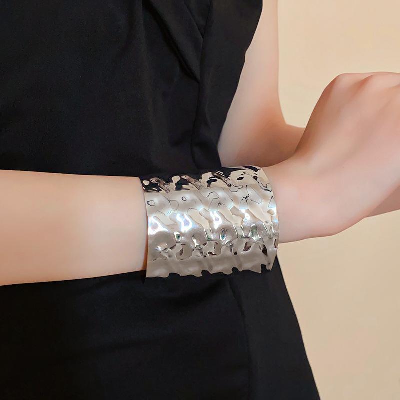 European and American Metal Flower Bracelet Exaggerated Niche High-end Bracelet Arm Ring Design Temperament Jewelry