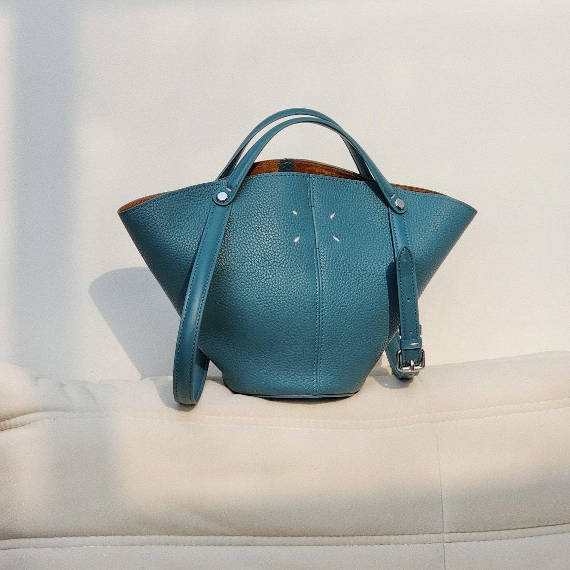 

Маленькая нишевая конструкция, новая мини-корзина, ведро для воды, для поездок на работу, модная, для отдыха, универсальная, на одно плечо, ручная, диагональная, перекрестная сумка Length 12 x Width 12 x Height 21cm синий