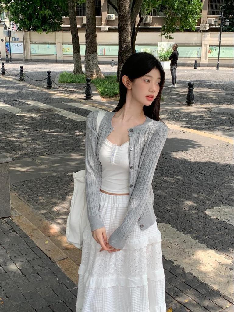 Damski Kardigan Dzianinowy z Retro Haftem - Modna Krótka Kurtka Twist na Wczesną Jesień 2023