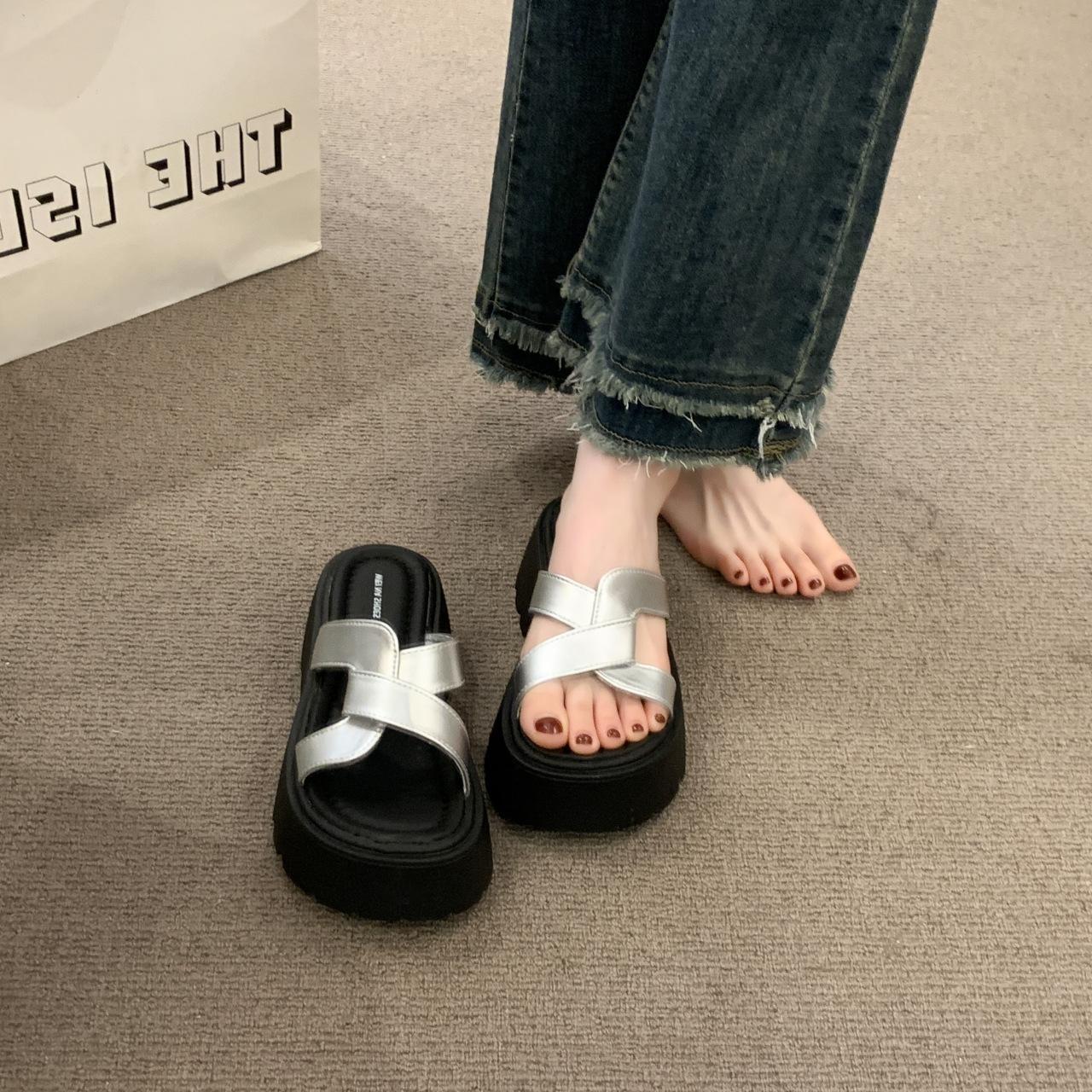 

Thick-soled cool slippers women s summer outer wear 2025 new models with skirts to increase the sense of fashion muffin shoes casual one-word drag 40 серебряный