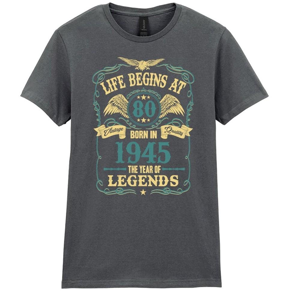 

Жизнь начинается в 80 Женская футболка на 80-летие РОЖДЕНА 1945 Женский подарок День матери 4XL
