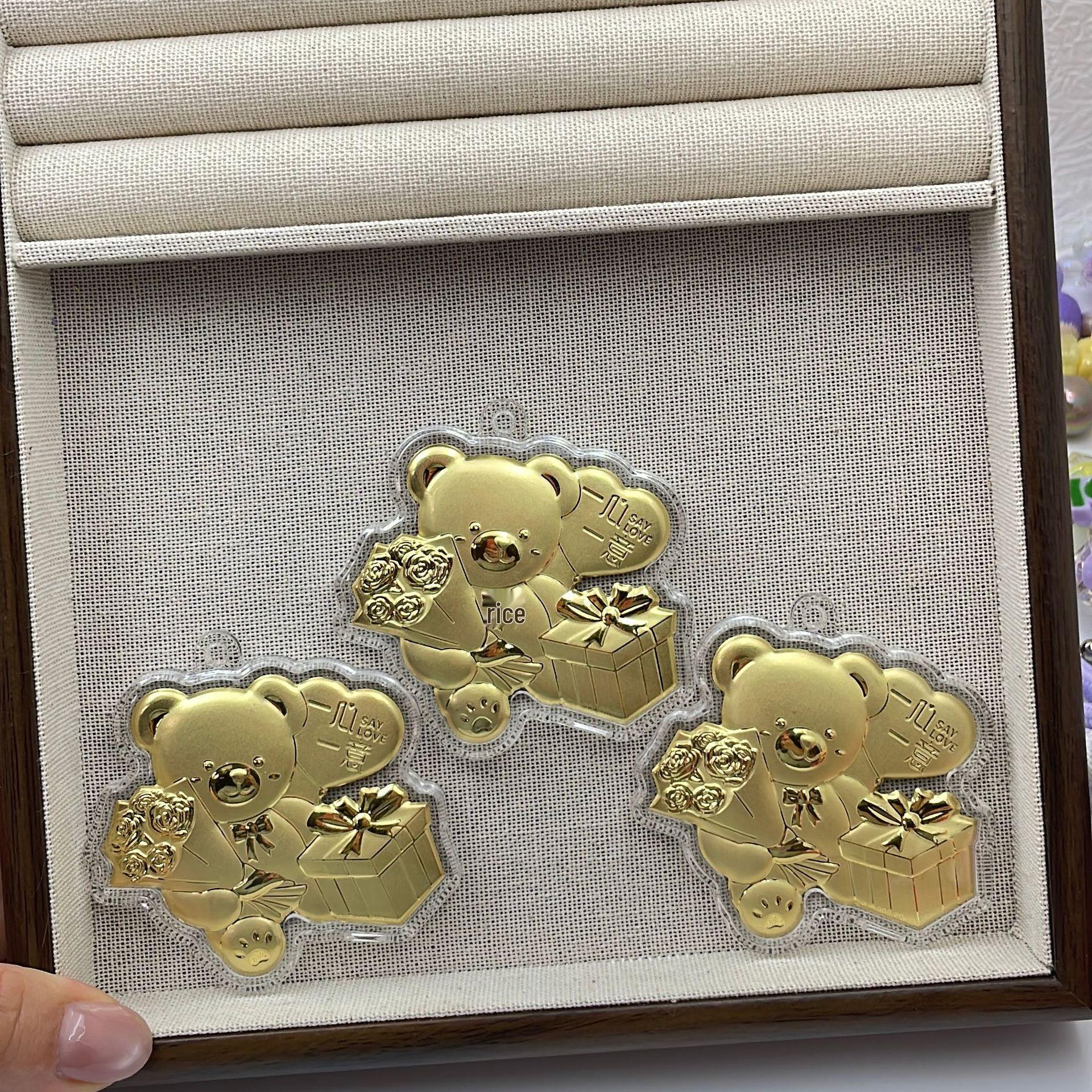 

Подарунок Ведмедик-полуничка з чистого золота 999 проби: Включає брелок та кулон із золота 20 мг - Ідеальний подарунок для вашого партнера Without Gold