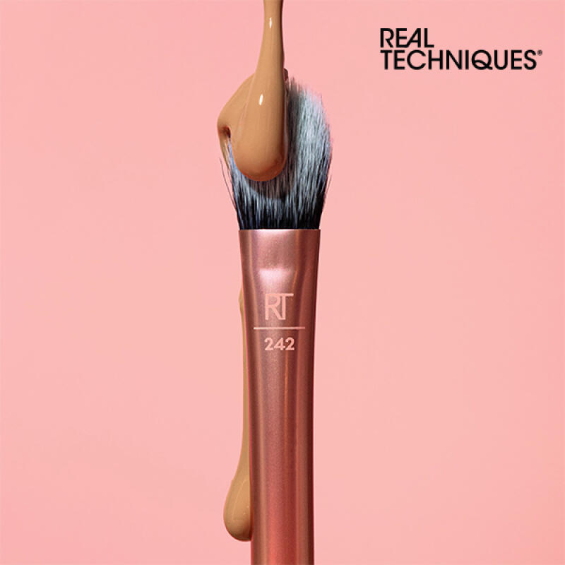 [real techniques] Brightening Concealer Brush