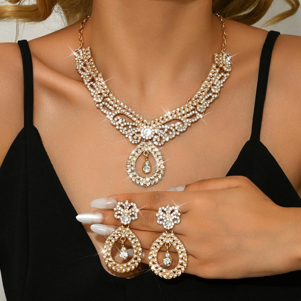 Accessories Exaggerated Retro Necklace Set Female Luxury Crystal Banquet Dress Accessories Collarbone Chain Two-Piece Set