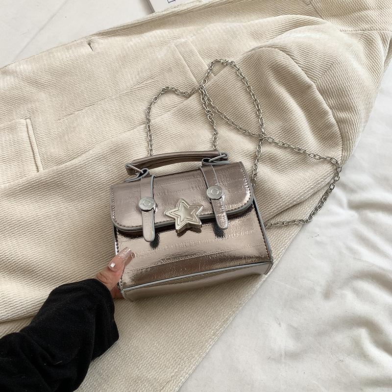 

Нишевый дизайн мини портативная маленькая сумка женская 2025 осень новая сумка через плечо простая цепочка диагональный кроссбоди маленькая квадратная сумка