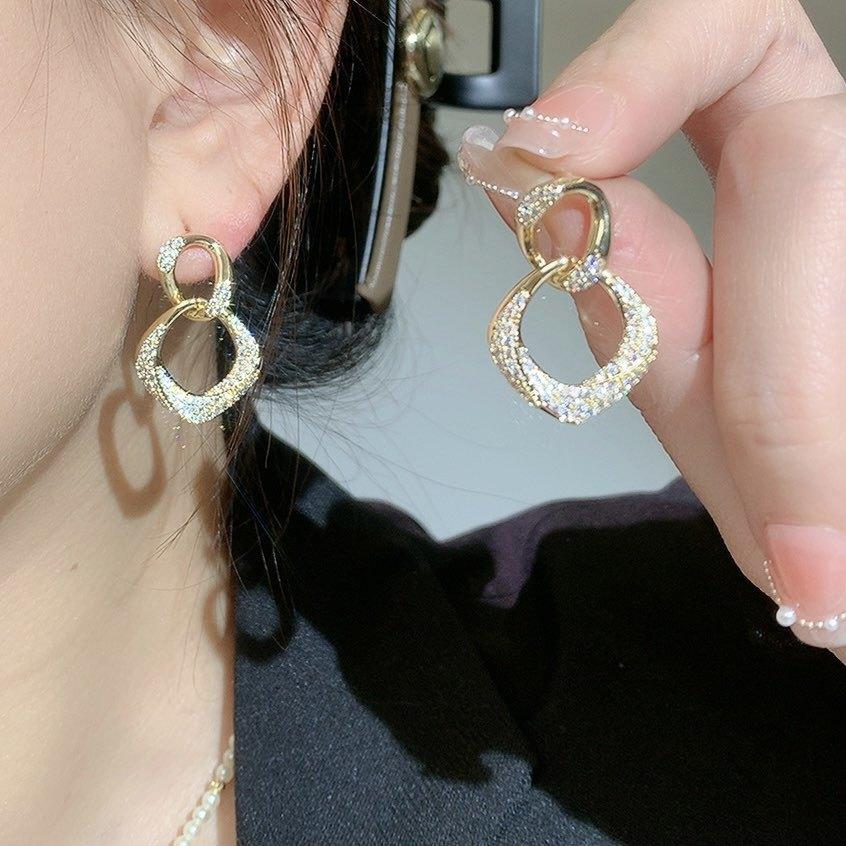 Retro Light Luxury Versatile High-end Ring Buckle Earrings Exquisite Fashion Simple Super Sparkling Earrings for Women