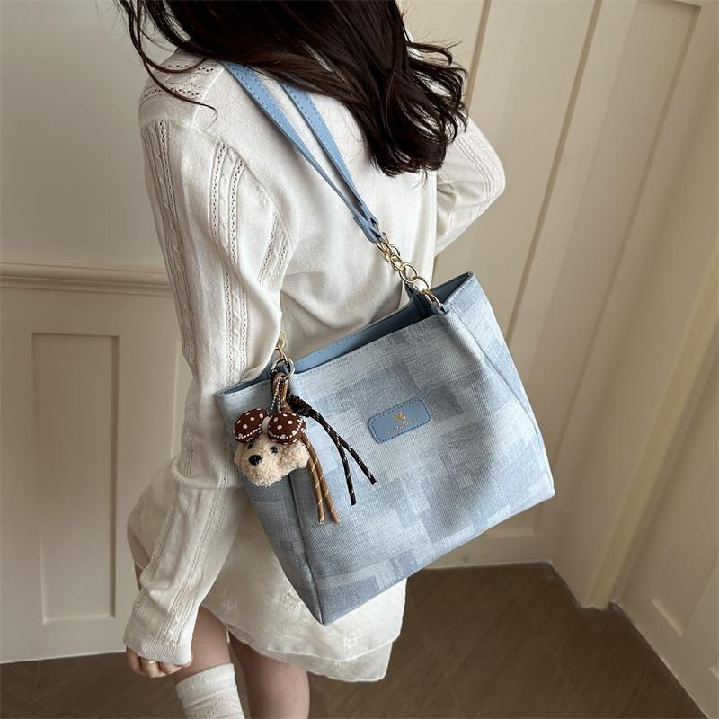 The new Korean version of summer fashion simplicity high value casual foreign large capacity shoulder tote bag women