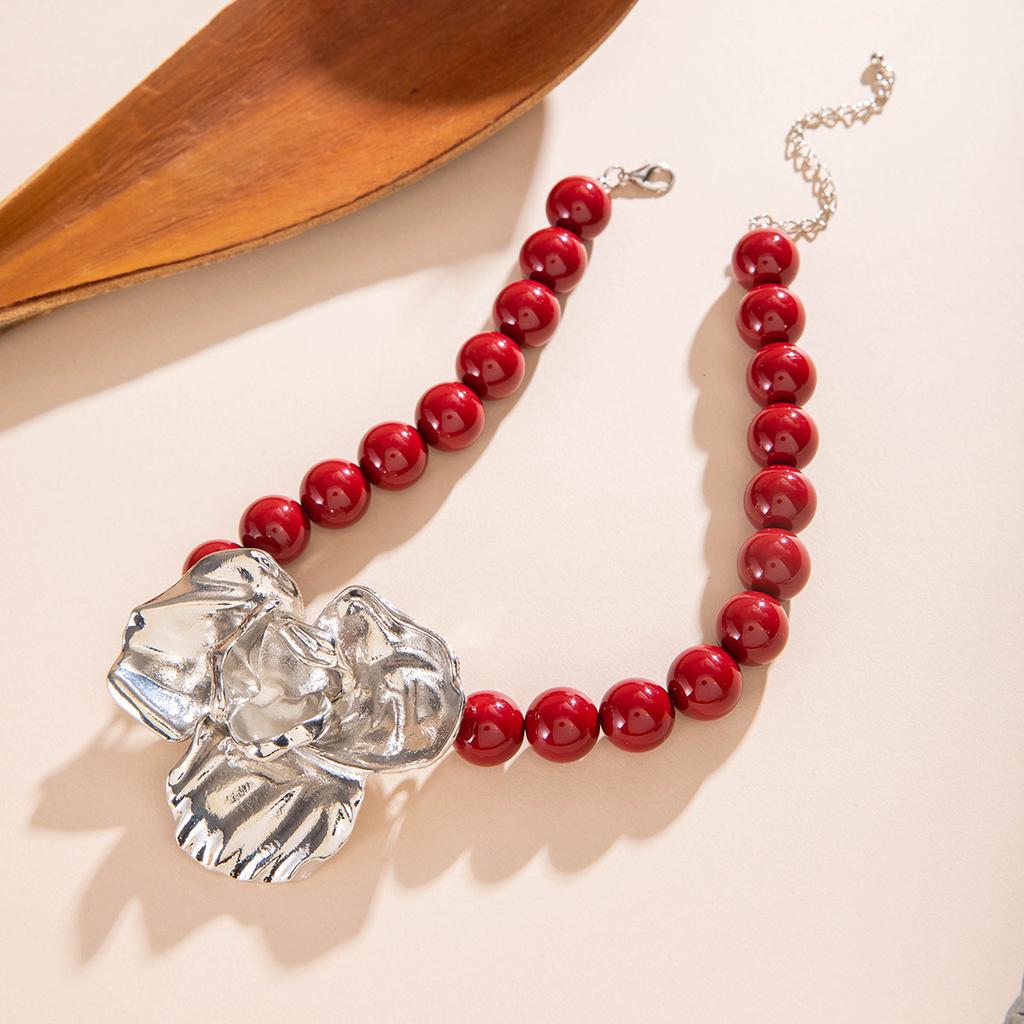 Retro Light Luxury Acrylic Beaded Necklace, Retro Three-dimensional Alloy Flower Pendant Necklace for Women