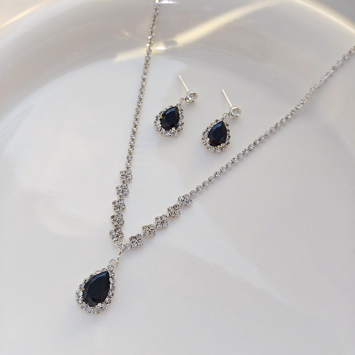 Women s French Retro Black Rhinestone Earrings and Necklace Set - Elegant Light Luxury Socialite Style