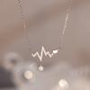Collana minimalista da donna per clavicola con ciondolo a forma di cuore con battito cardiaco ECG interamente pavimentato con zirconi cubici rotondi a goccia