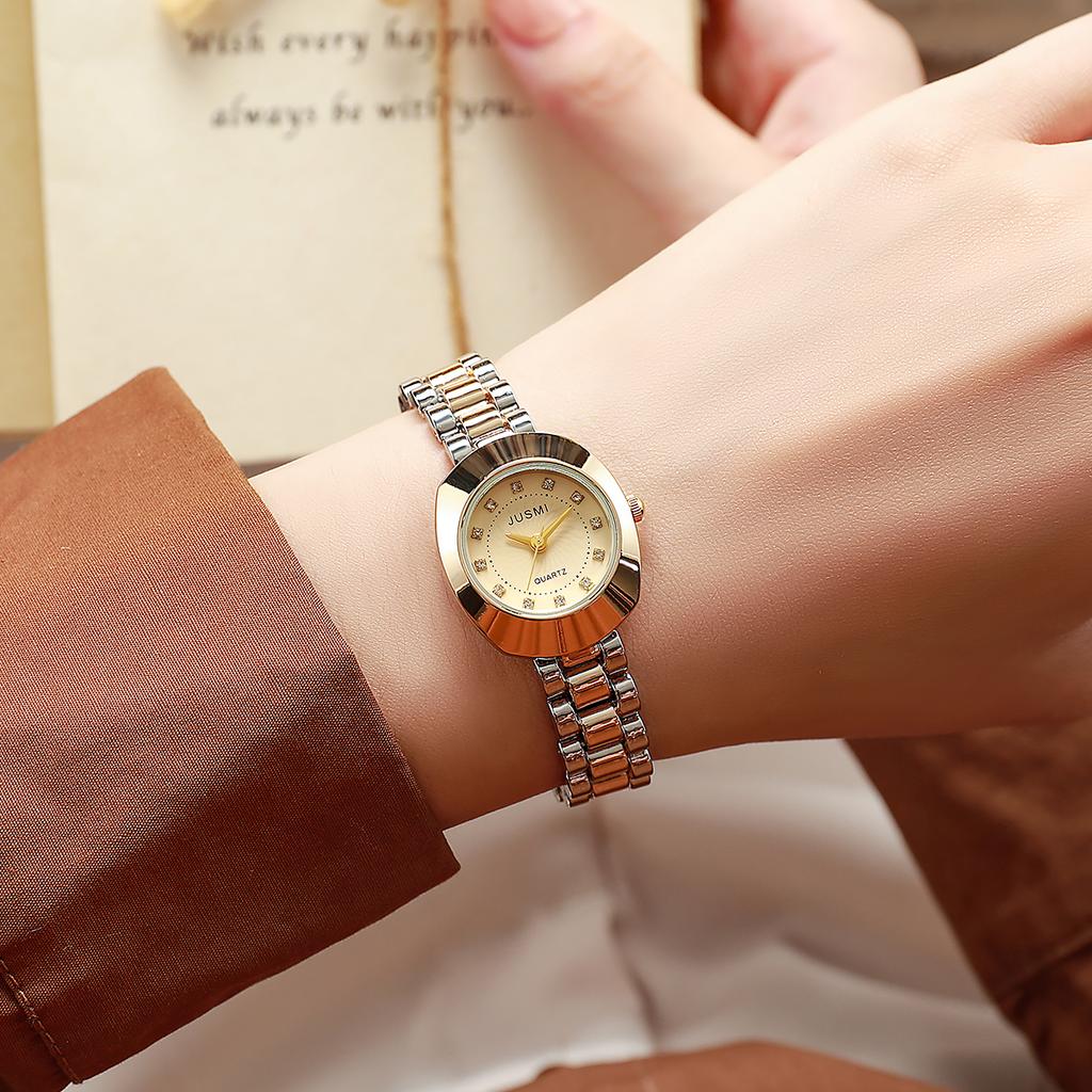 Women's exquisite fashion high appearance level drill point dial small dial steel band quartz watch.