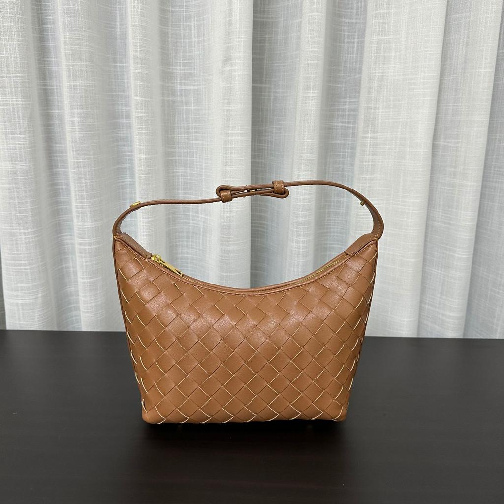2024 Spring and Summer New Fashionable Versatile Hand-woven Handbag Shoulder Armpit Bag Internet Celebrity Dumpling Bag of the Same Style