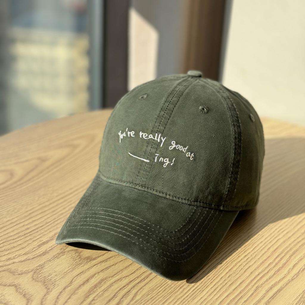 2026Neue stilvolle Baseballkappe mit weichem Schirm für Damen, Stickerei mit Buchstaben im japanischen Stil, Unisex-Frühlings-Sommer-Hut, der das Gesicht kleiner aussehen lässt