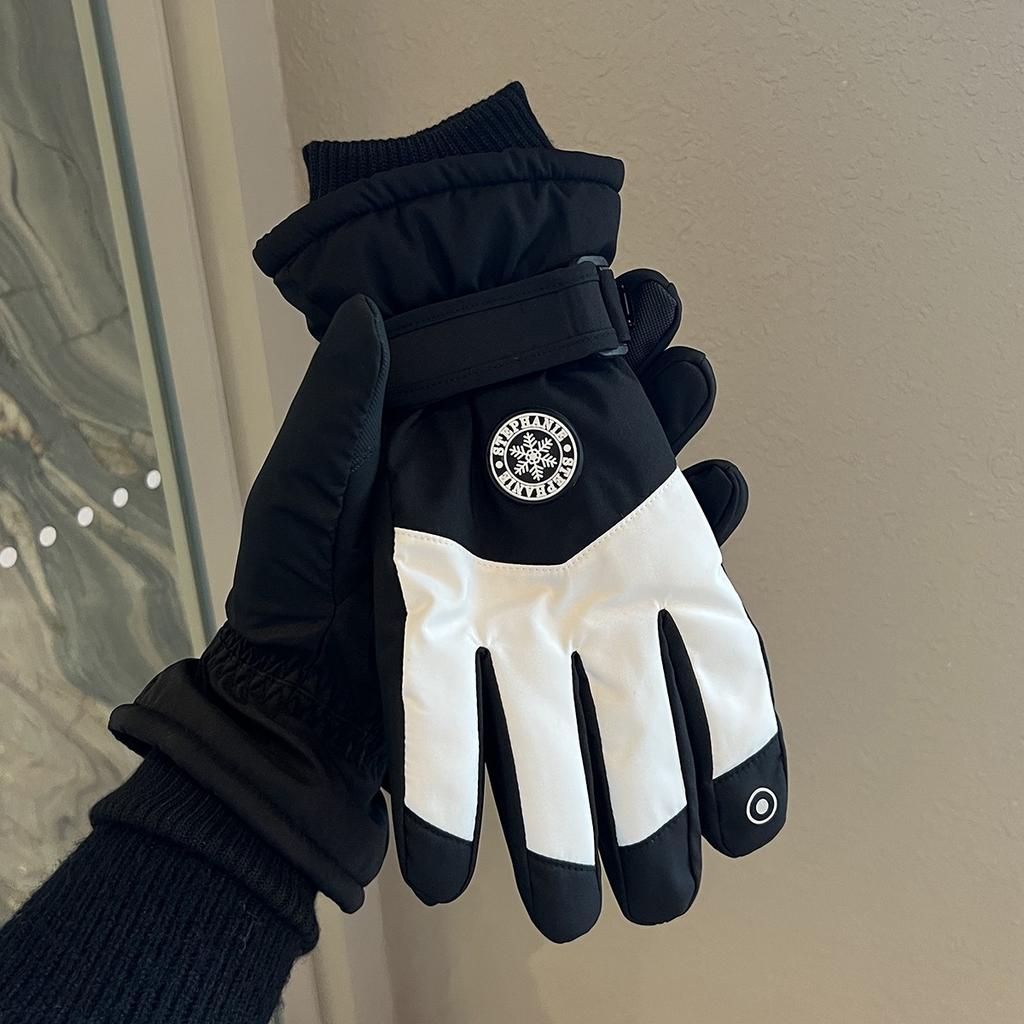 Ski gloves are warm, velvet, thickened and cold-proof, and the explosion can be five-finger couples.