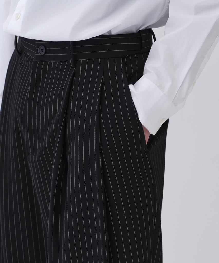 MUSINSA STANDARD Striped Extra Wide Two-Puck Hidden Elastic Waist Slacks [Black]