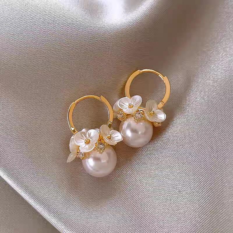 French Retro Pearl Flower Stud Earrings: Elegant, Fashionable, Versatile High-End Accessories for Women
