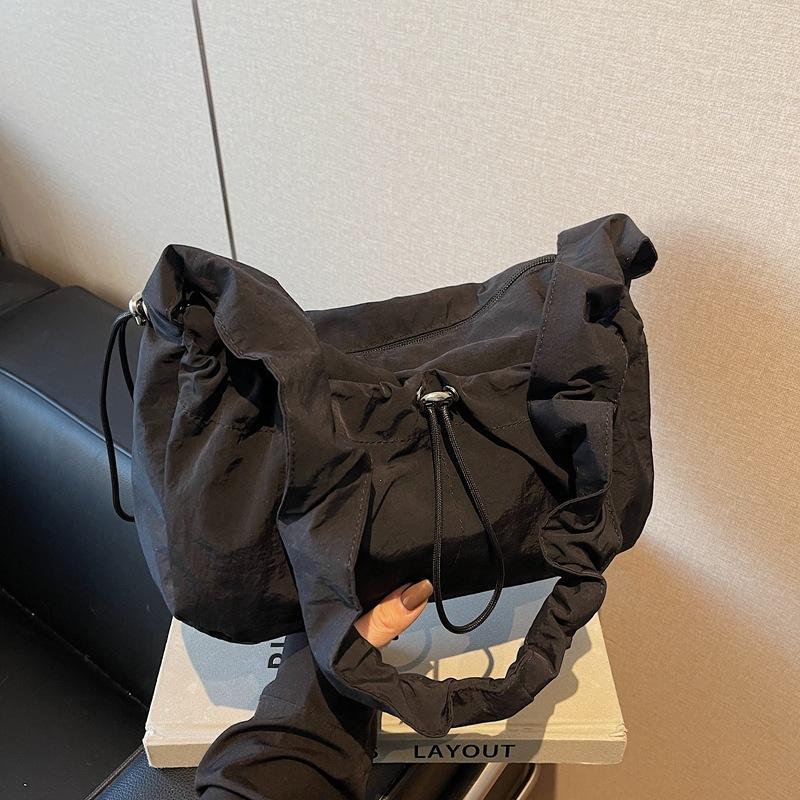 Korean ins drawstring pleated cloud bag 2026 spring new lightweight nylon shoulder messenger bag чёрный