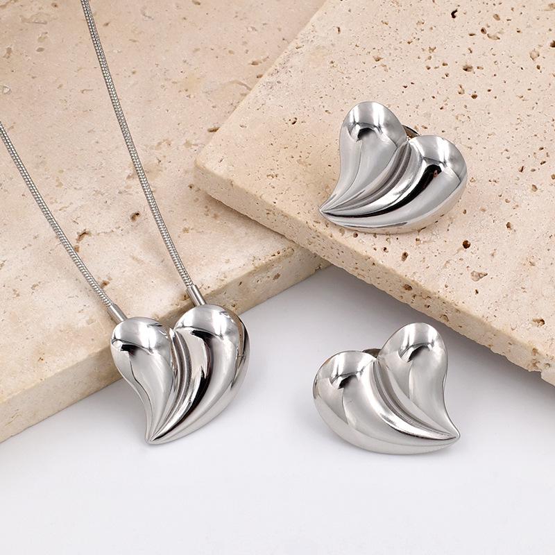 Gold-Plated Titanium Steel Heart Stud Earrings & Collarbone Chain Jewelry Set for Women in European American Style.