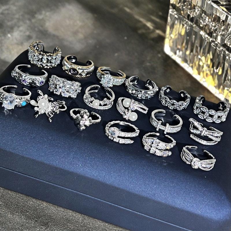 Luxuriöser Schlangenring mit vollem Diamantbesatz: Glänzende, Hochwertige Offene Kupfer Münze für Damen