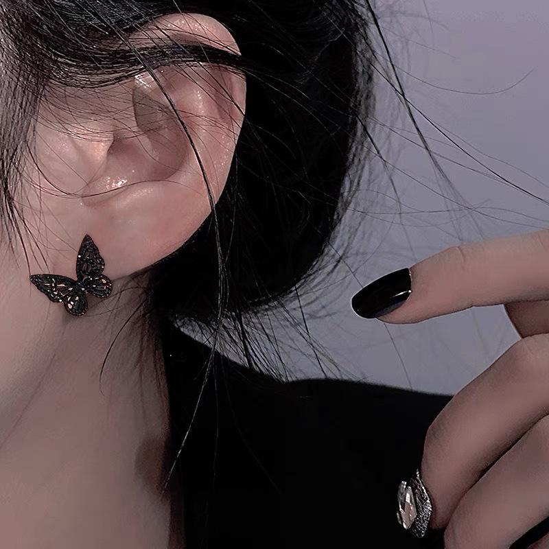 Cercei eleganți cu zirconiu în formă de fluture negru: Design Retro de Lux pentru Femei