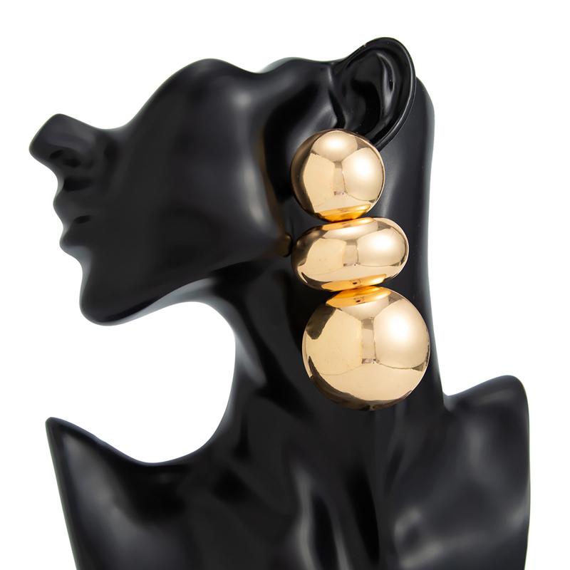 A Pair of Women's Earrings Exaggerated Glossy Geometric Round Stud Earrings Suitable for Wearing At Banquets and Balls