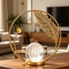 Künstliche Kristallkugel mit goldenem Metallständer Moderne Blatt-/Schmetterlings-/Libellen-Skulptur mit Glaskugel für Regal Couchtisch TV-Schrank Büro