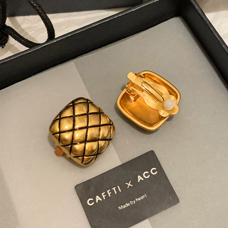 Accessible Luxury Bronze Gold Distressed Quilted Female Niche Ear Clips Diamond Ear Clip