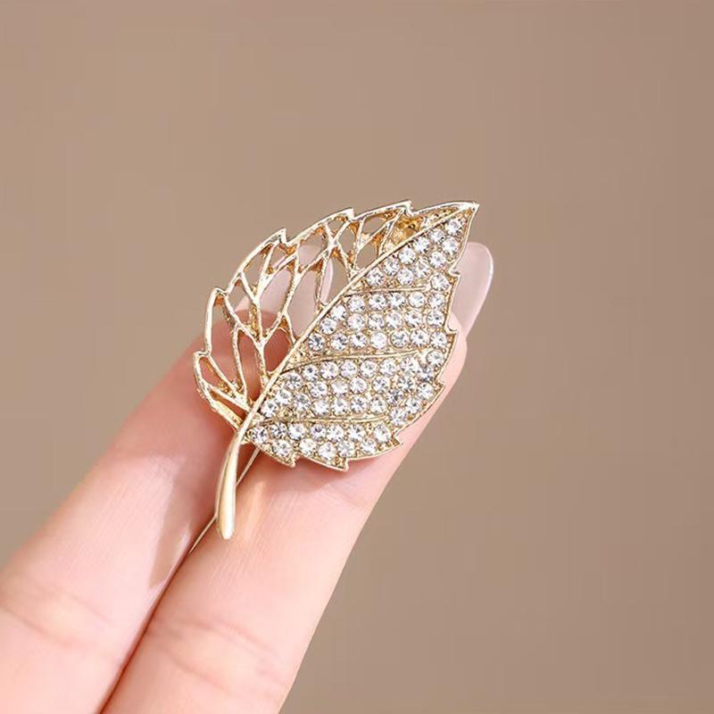 Luxury Sparkling Diamond Studded Gold Leaf Brooch Unlocks Exquisite Elegant Style Showcasing High-end Texture and Exquisite