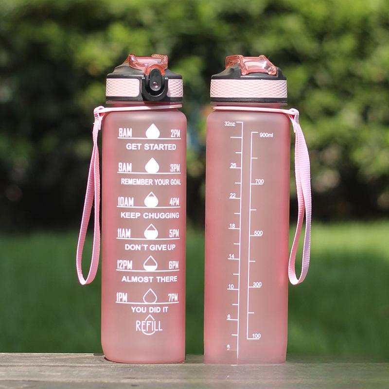 

Пластиковая спортивная чашка для чайника емкостью 1000 мл с градуированной соломенной чашкой 1000ml розовый