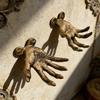 Creepy Hand Wall Hook Metal Distressed Finish Hook Gothic Hand Statue Tealight Candle Holder Hook for Jewelry Rings Entryway Bedroom Indoor Decor