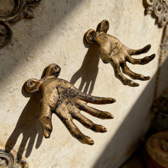 Creepy Hand Wall Hook Metal Distressed Finish Hook Gothic Hand Statue Tealight Candle Holder Hook for Jewelry Rings Entryway Bedroom Indoor Decor