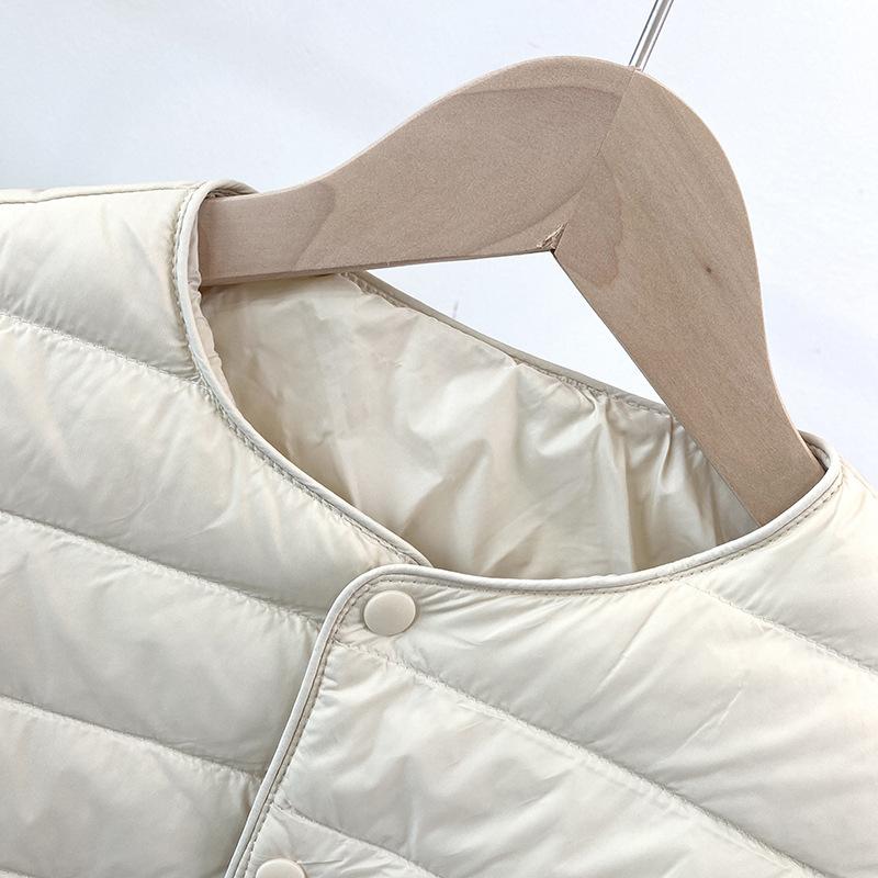 Leichte Daunenjacken für Kinder im Winter werden über dem Innentank getragen.. Im Winter 2025 haben ältere Kinder, Mädchen und Babys weiße Entendaunen.