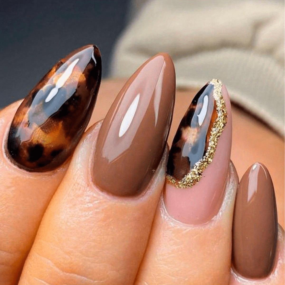 

24 шт. накладных ногтей для осени и зимы в коричневом цвете Halo, мраморный принт на ногтях с золотым блестящим дизайном, глянцевый клей на ногтях, полное покрытие ногтей