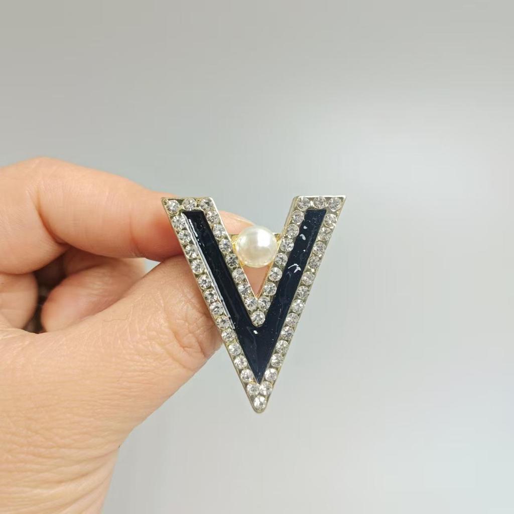 Elegant Pearl Tulip Brooch - Simple and Sophisticated Clothing Accessory
