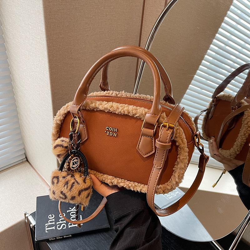 Frosted Retro Bag Women's 2025 New Fashion Niche Design Messenger Bag Plush Portable Pillow Bag