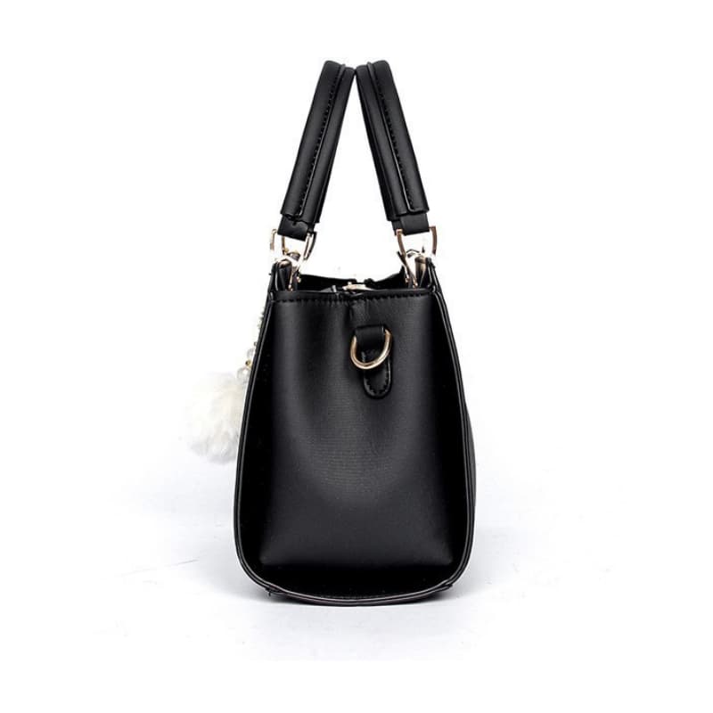 Bolsa pequena transversal decorada com bola de pelo, elegante