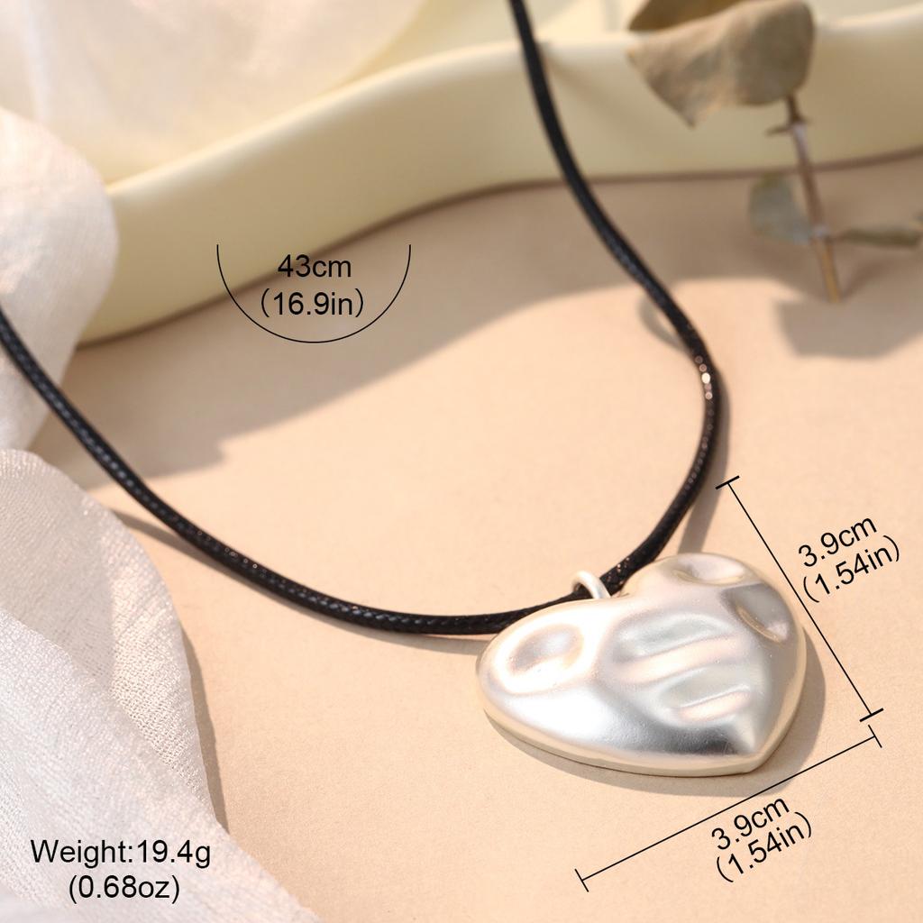 Niche pleated love necklace, simple irregular pendant, hand-closed fashion sweater chain design