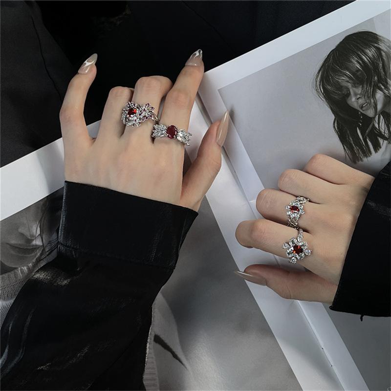 Vollständig Diamantbesetzter Roter Zirkon Serie Offener Ring Verstellbarer Ring Nischen-Design Premium Zeigefingerring