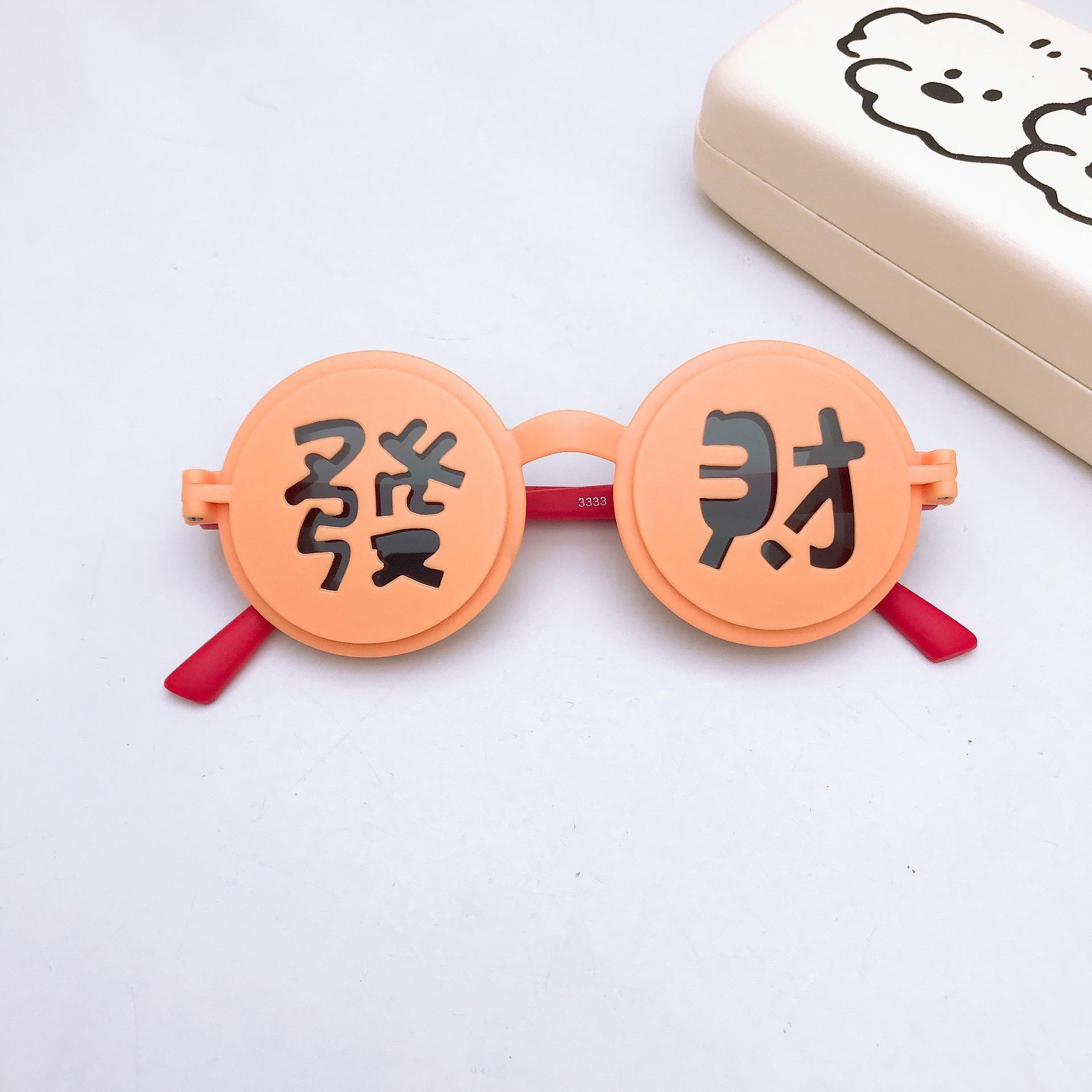 

Очки Parent-Child Rich можно перевернуть поверх детских солнцезащитных очков, чтобы сделать фотографии Солнцезащитные очки Tide