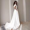 Robe de mariée à col en V et manches courtes avec traîne fendue et ligne A avec poches